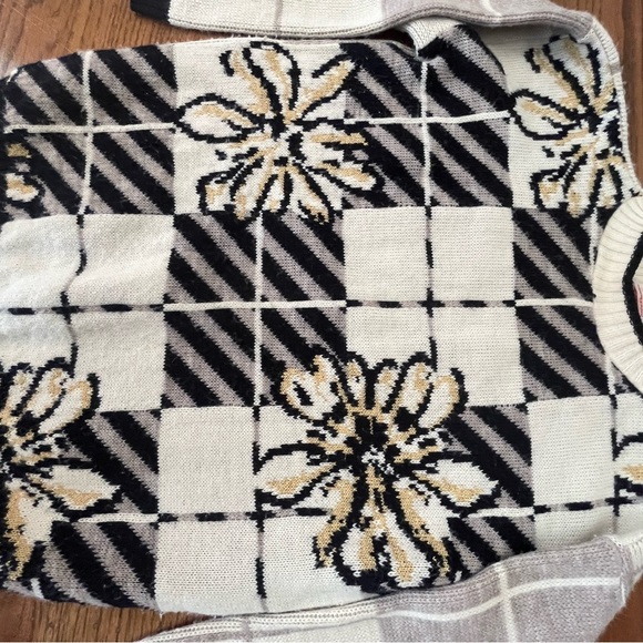 Vintage 90s Spunky Cream And Gray Plaid With Large Floral Print Knit Sweater - Picture 9 of 10